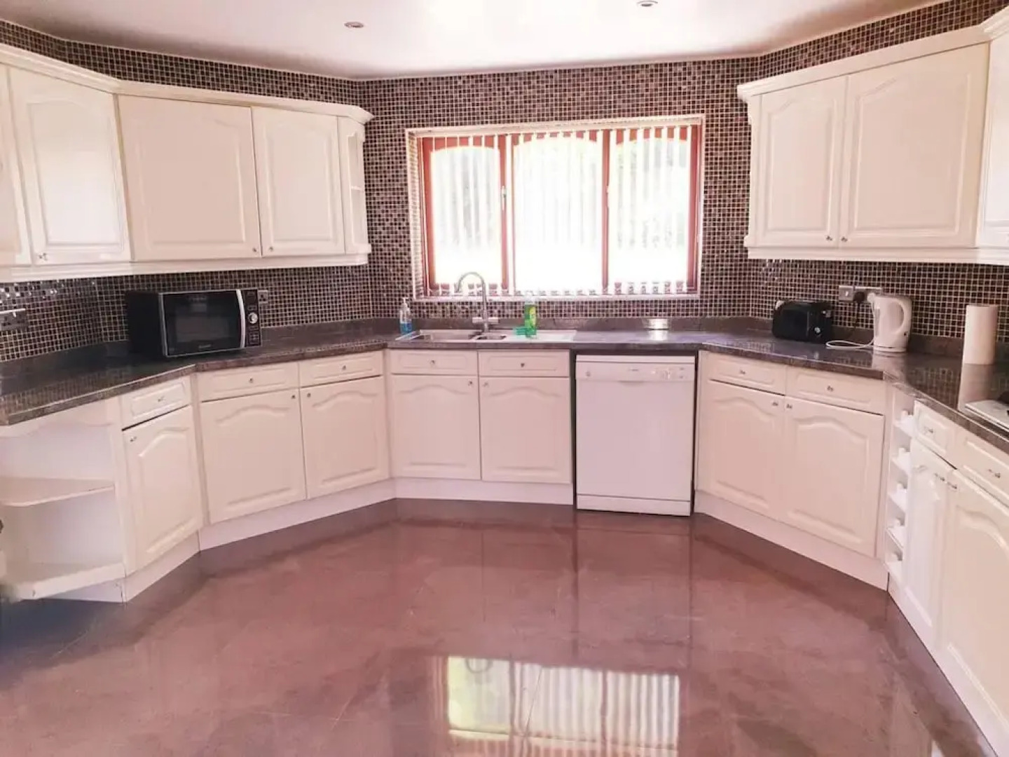 Lovely 4-bed , 3 Bath Villa in Bolton, Manchester