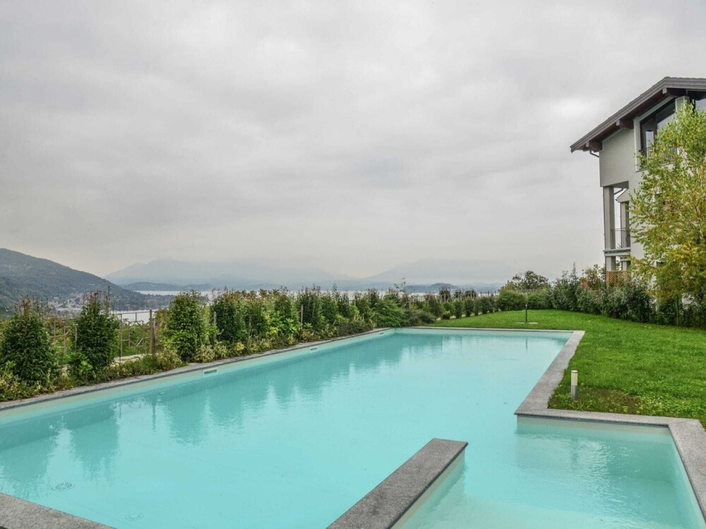 Lakeside Flat With Swimming Pool and air Conditioning