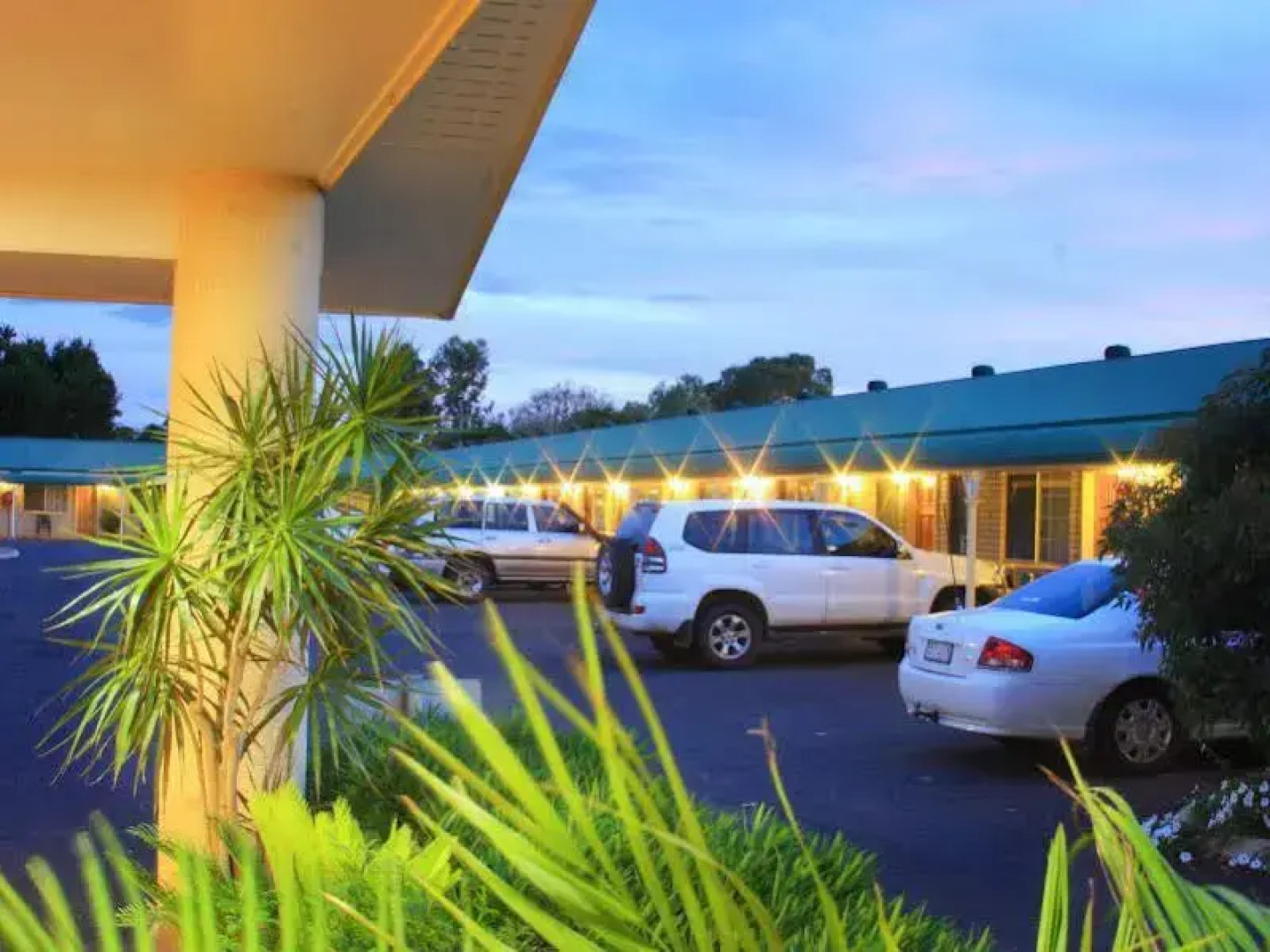 Riverland Motor Inn & River's Restaurant