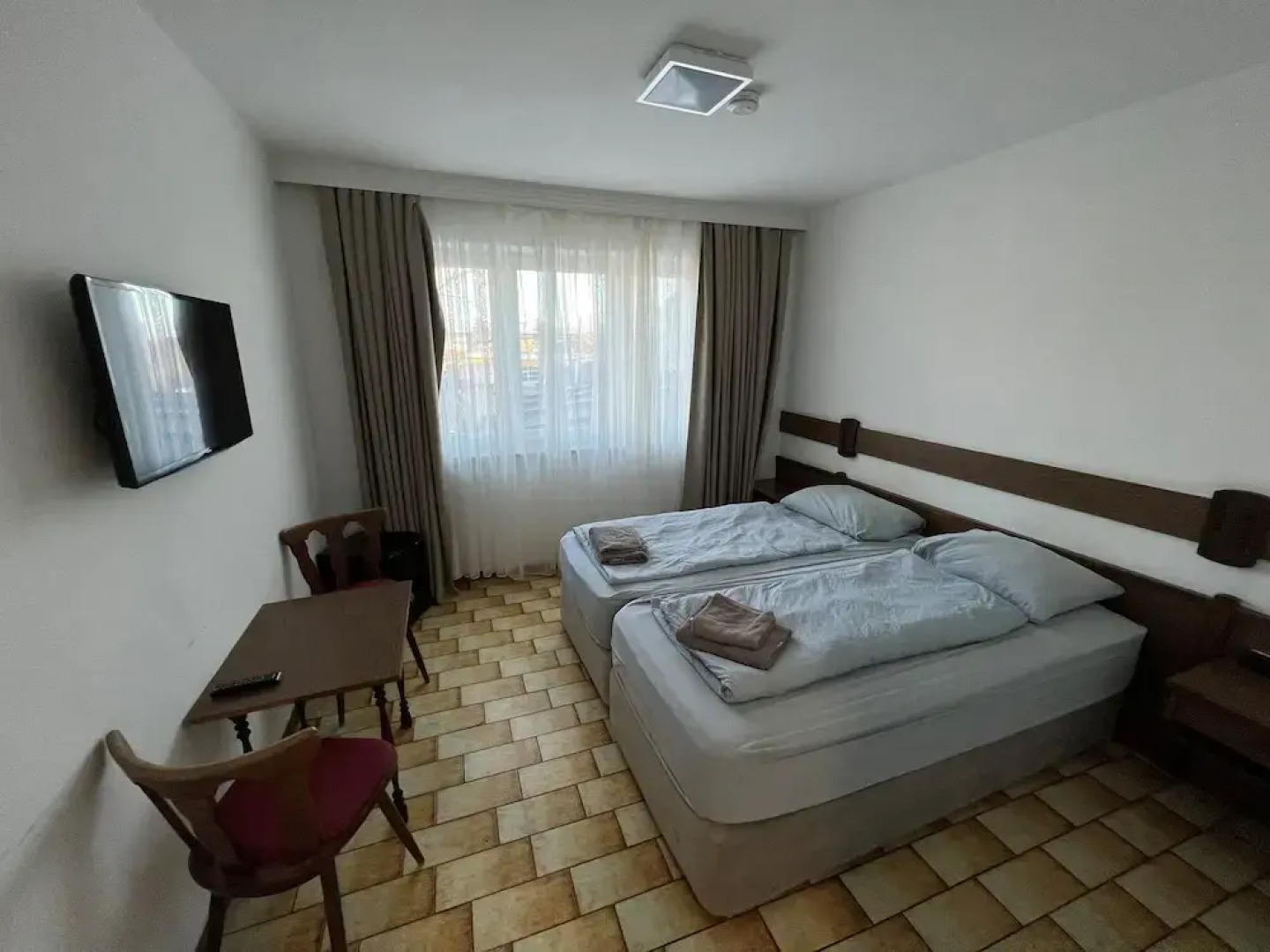 F Hotel 24h Check-In