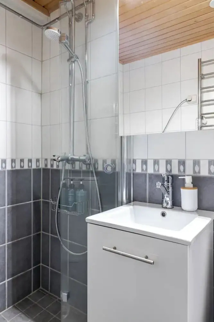 2BR Apt near Center with Free Parking