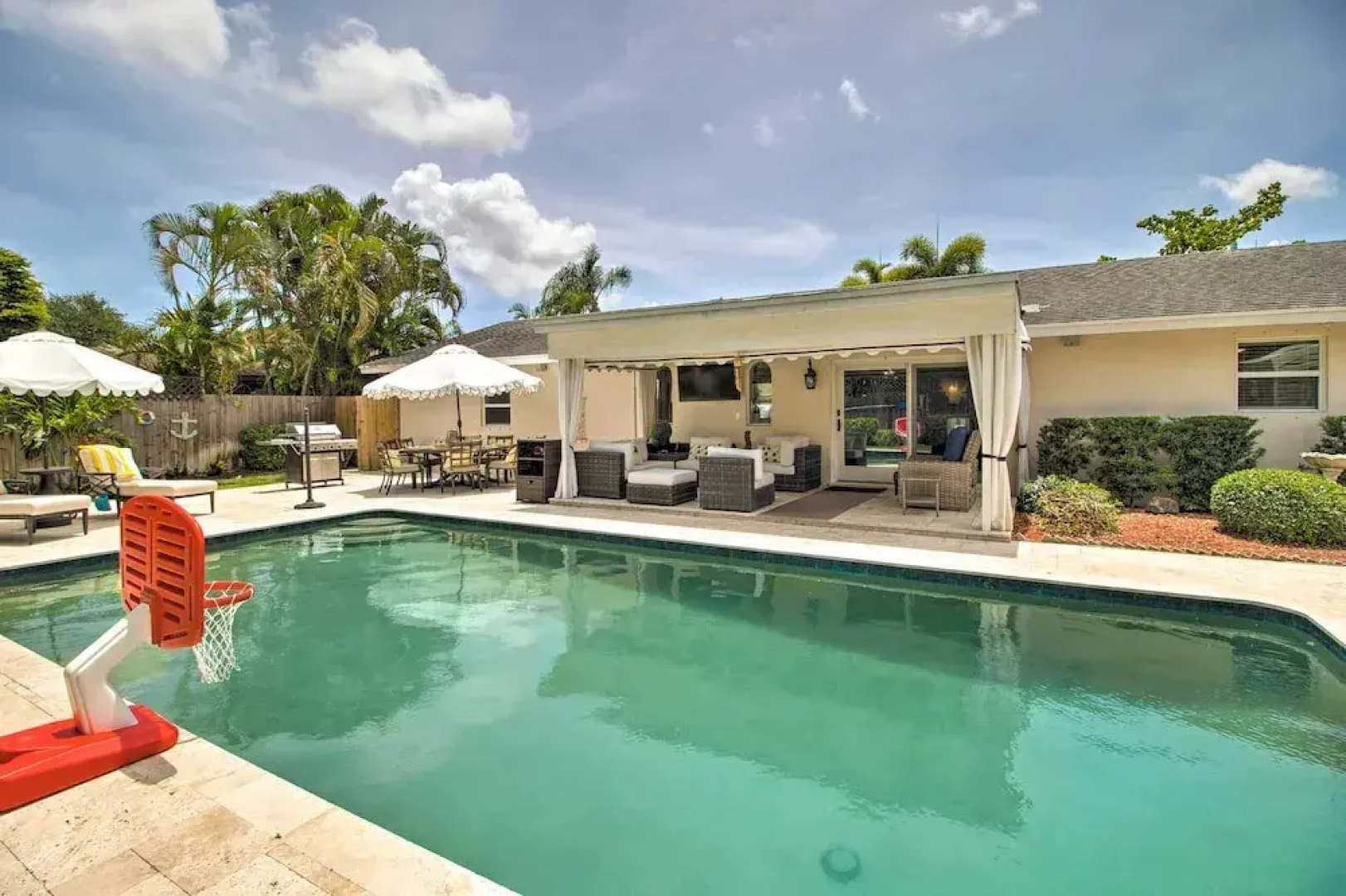 2 Mi to Dtwn: Luxury Getaway in Palm Beach Gardens