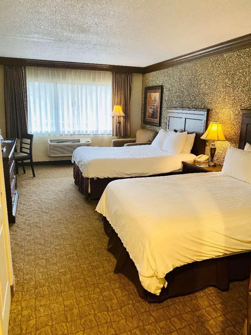 Fourwinds Lakeside Inn & Marina