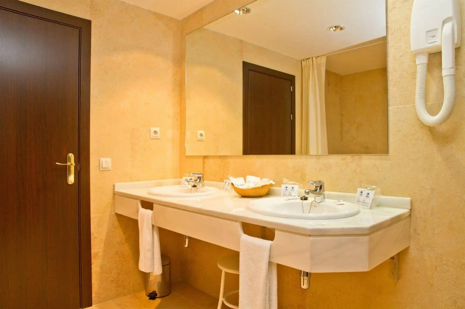 Отель Las Palmeras Affiliated by FERGUS 