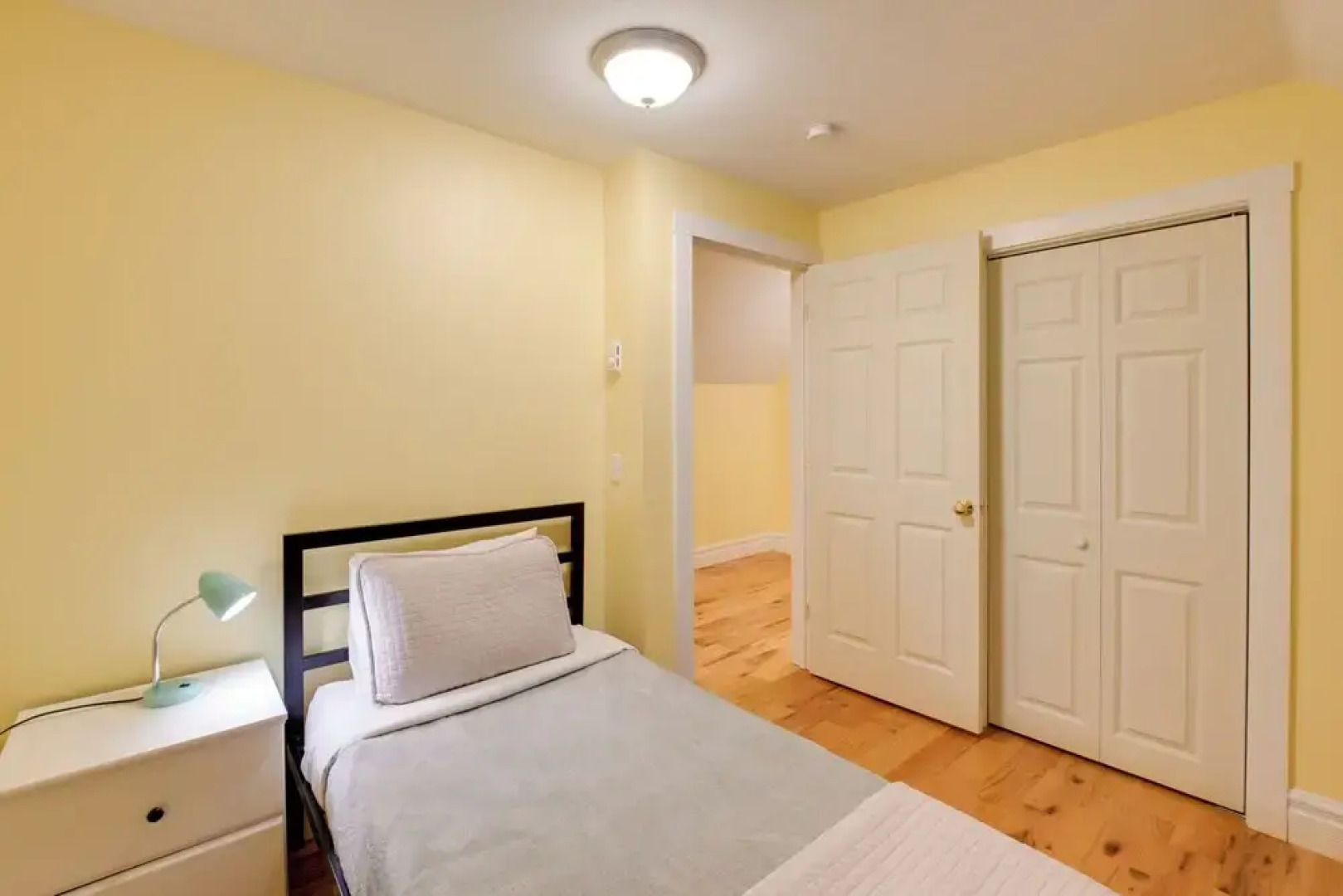 Walk to Sorrento Town Dock: Pet-friendly Apartment