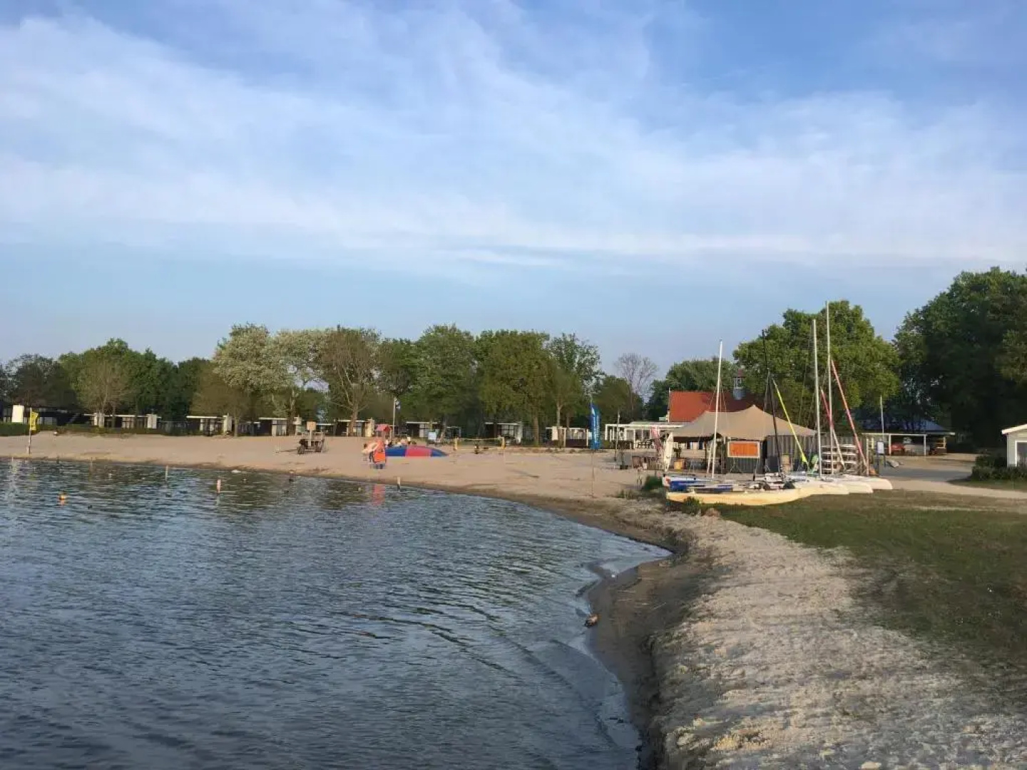 Fraai Tiny House aan het veluwemeer met uitzicht & veranda