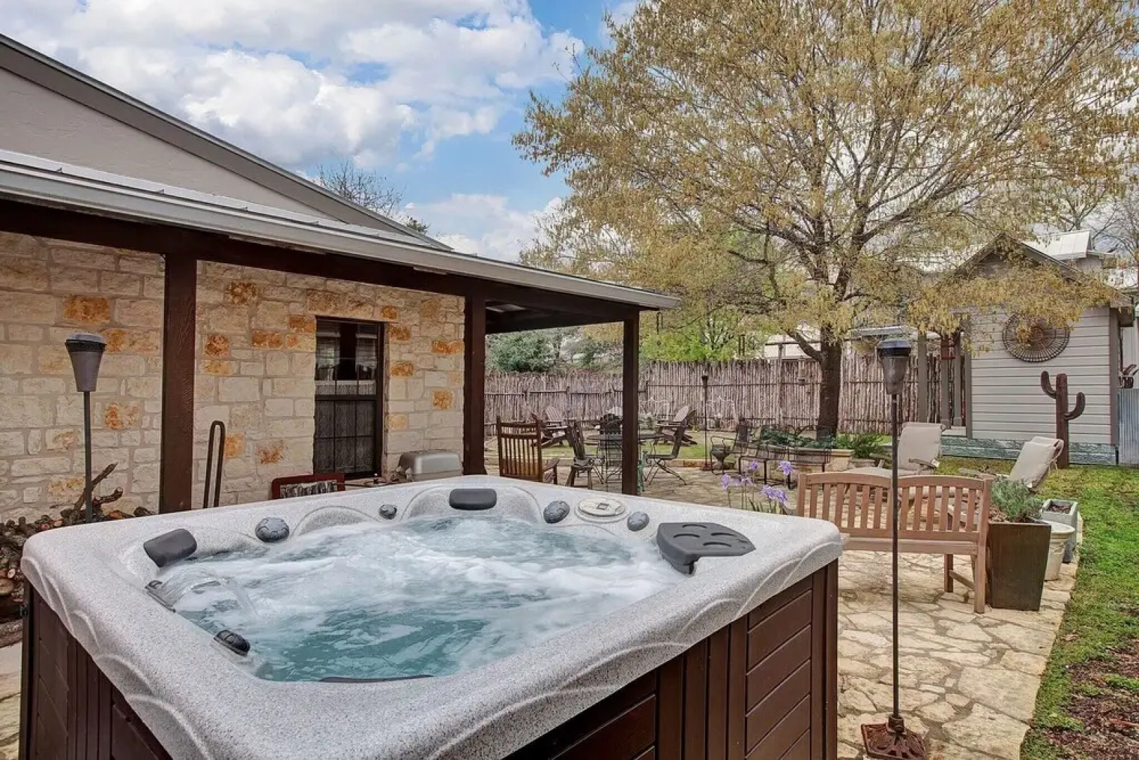 Luxury&location! 1 Blk to Main St W/hottub&firepit