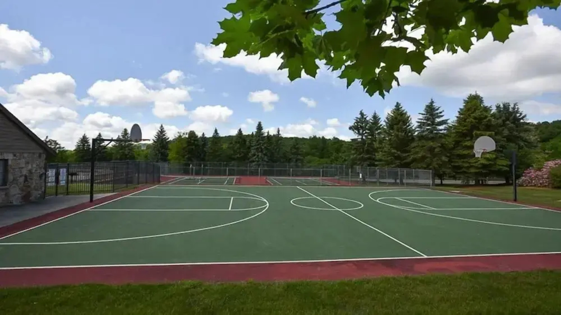 Seven Springs 2 BR Premium Condo, Walk to Slopes by RedAwnin