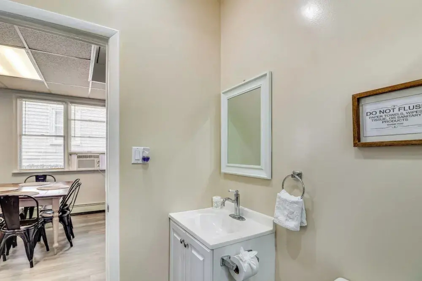 Cozy Keansburg Cottage: Walk to Beach & Boardwalk!