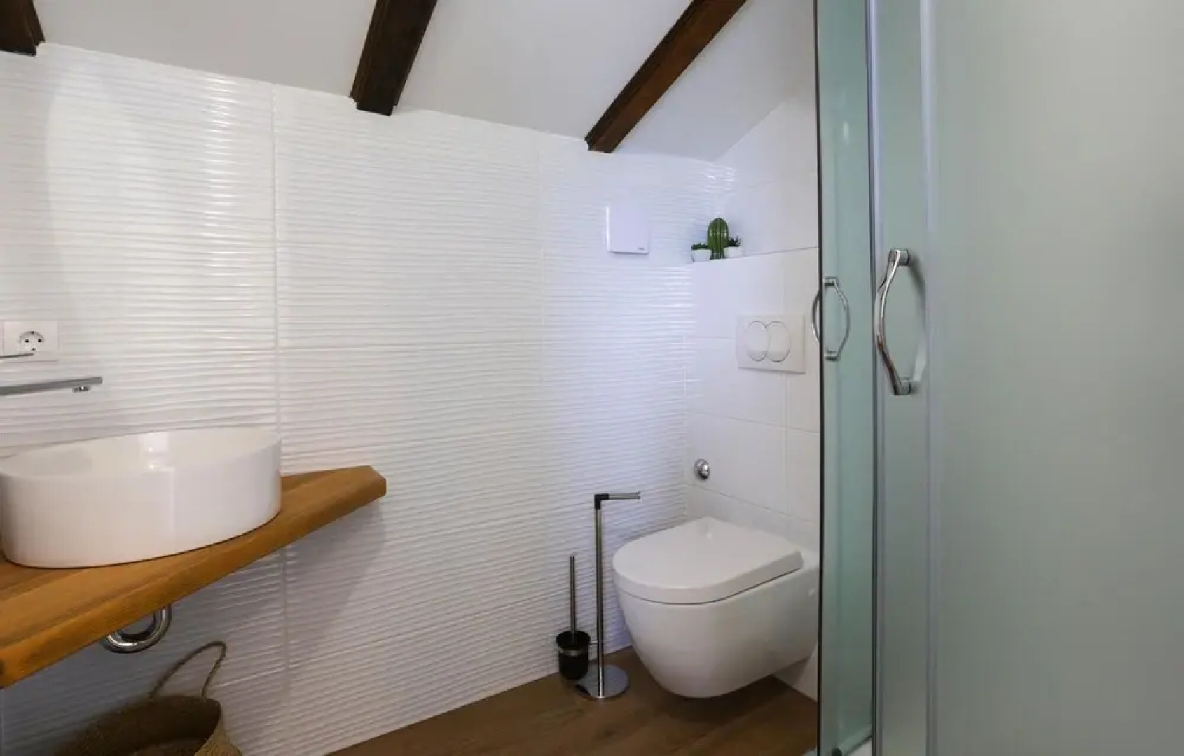 Amazing Home in Donje Sitno with Outdoor Swimming Pool, Hot Tub & 4 Bedrooms