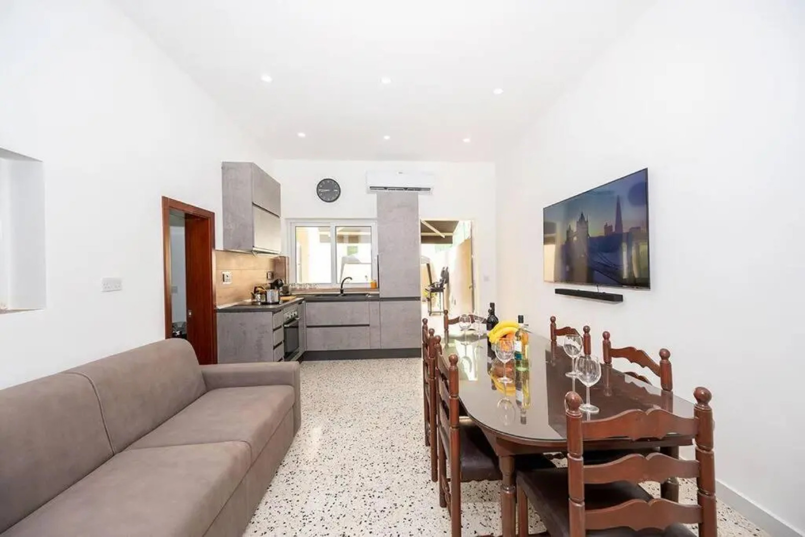 Traditional 3 bedroom home with hot tub (NEW)