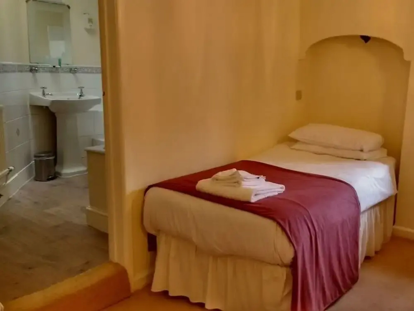 Bell House Hotel & Restaurant