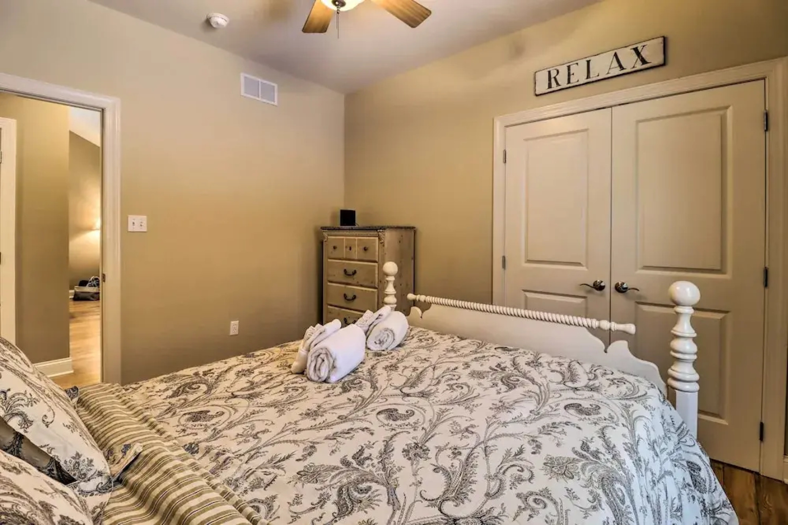 < Half-mi to Skiing: Lake Harmony Home w/ Hot Tub