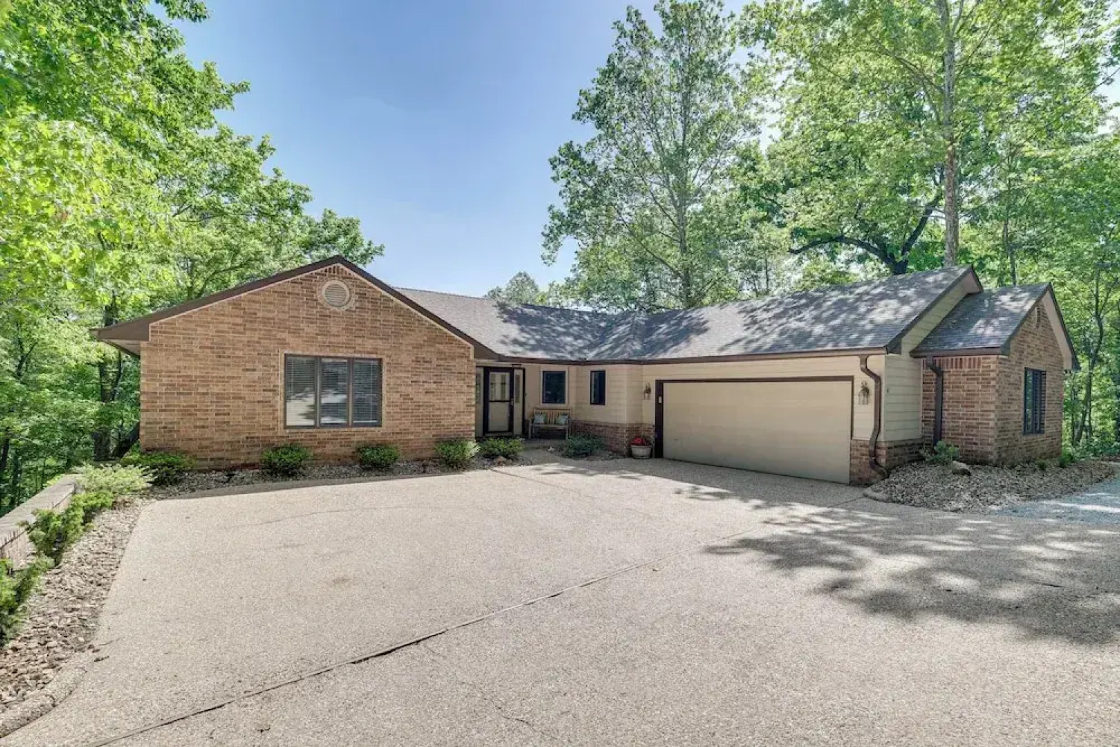 The Bella Vista Lakeside Treehouse: Dock & Kayaks!