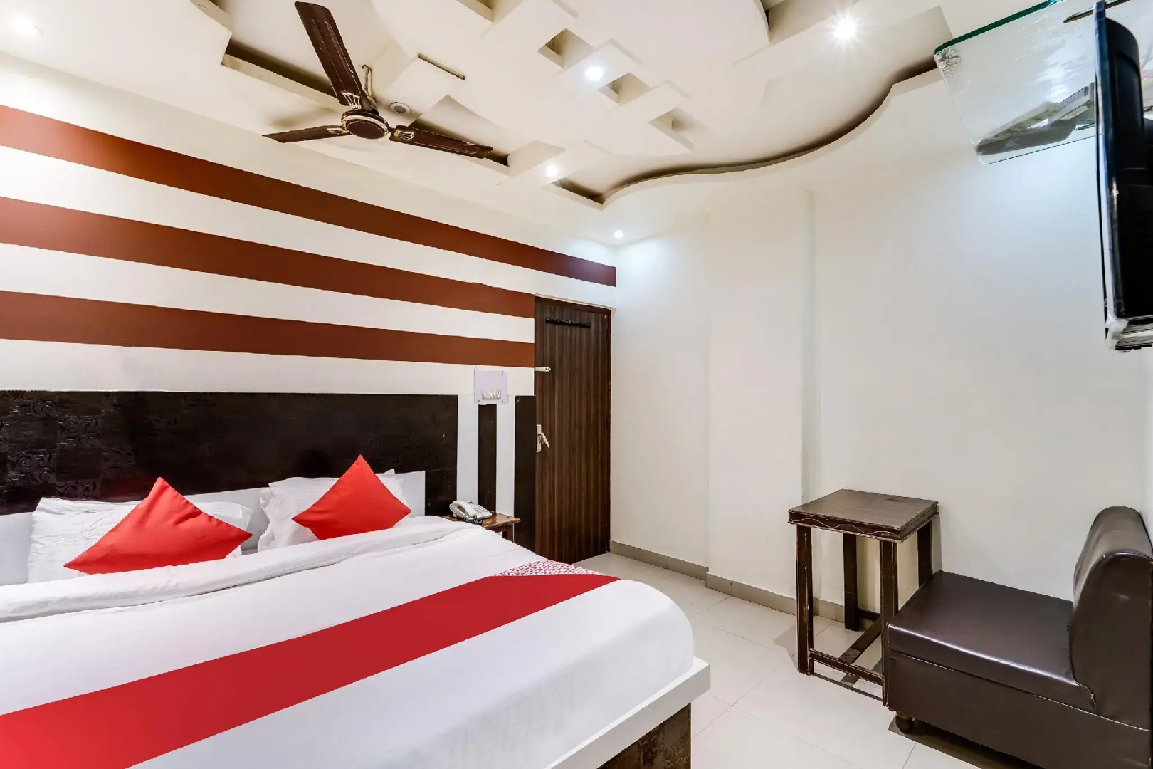 OYO 60800 Hotel Landlord