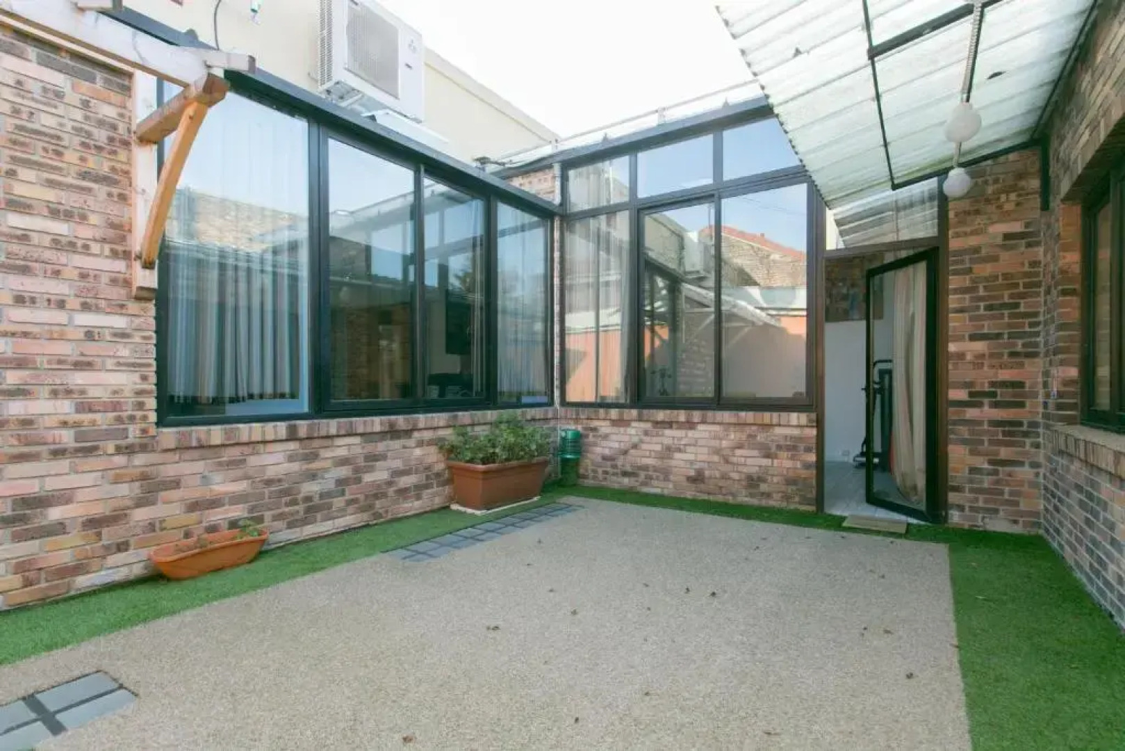 Paris East Side Lodge