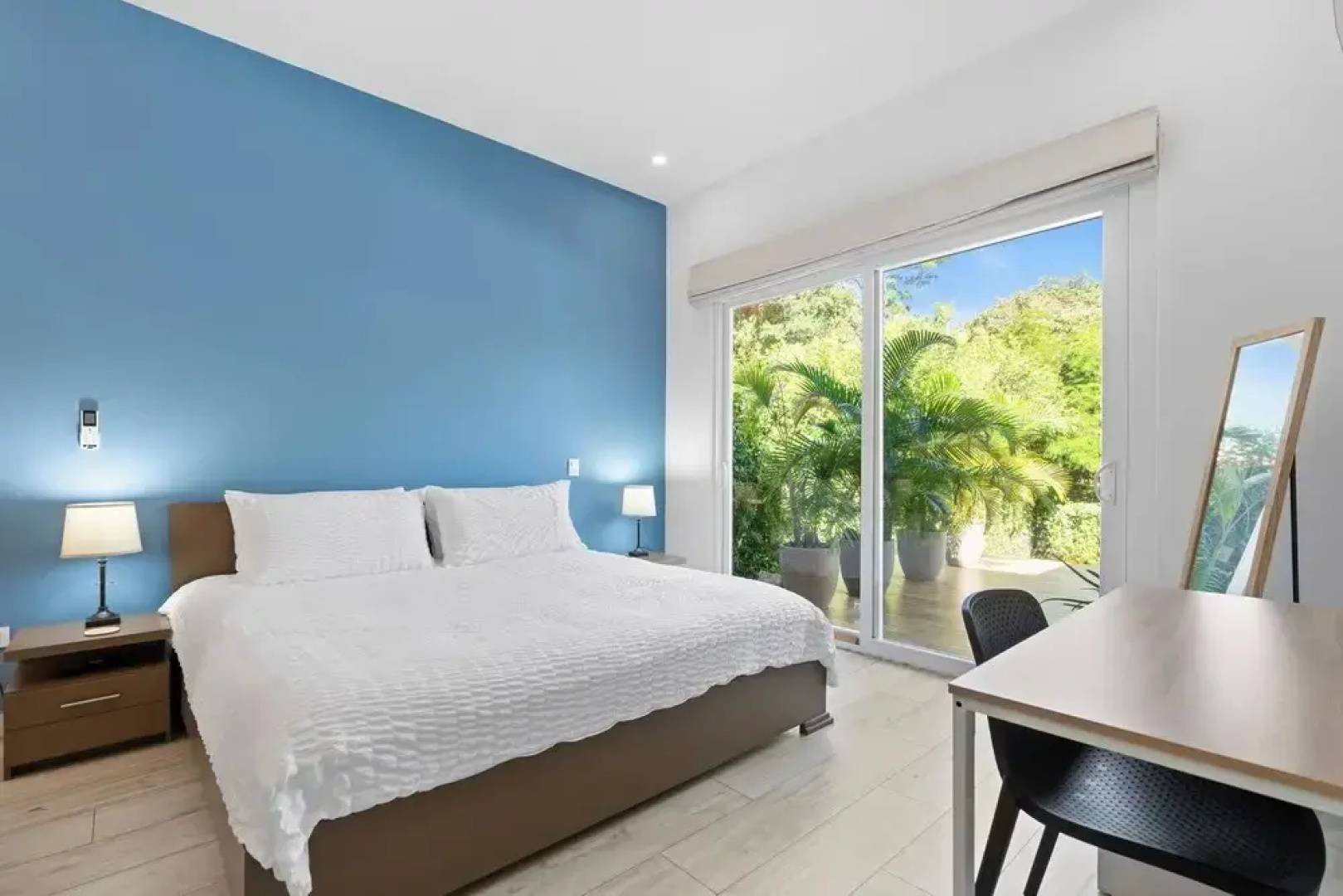 Luxurious Home with Bright, Modern Design and Private Infinity Pool in High-End Community