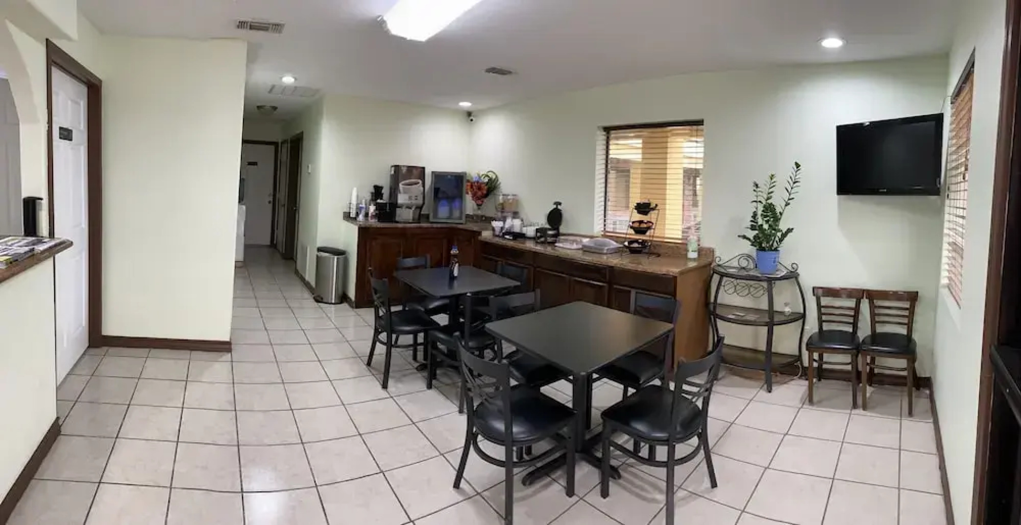 Country Hill Inn and Suites