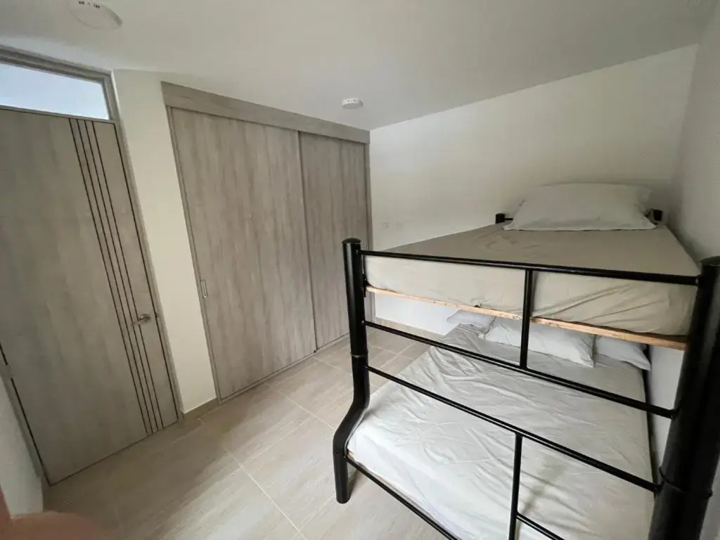 Apartamento con piscina y parqueadero a 7 min del centro