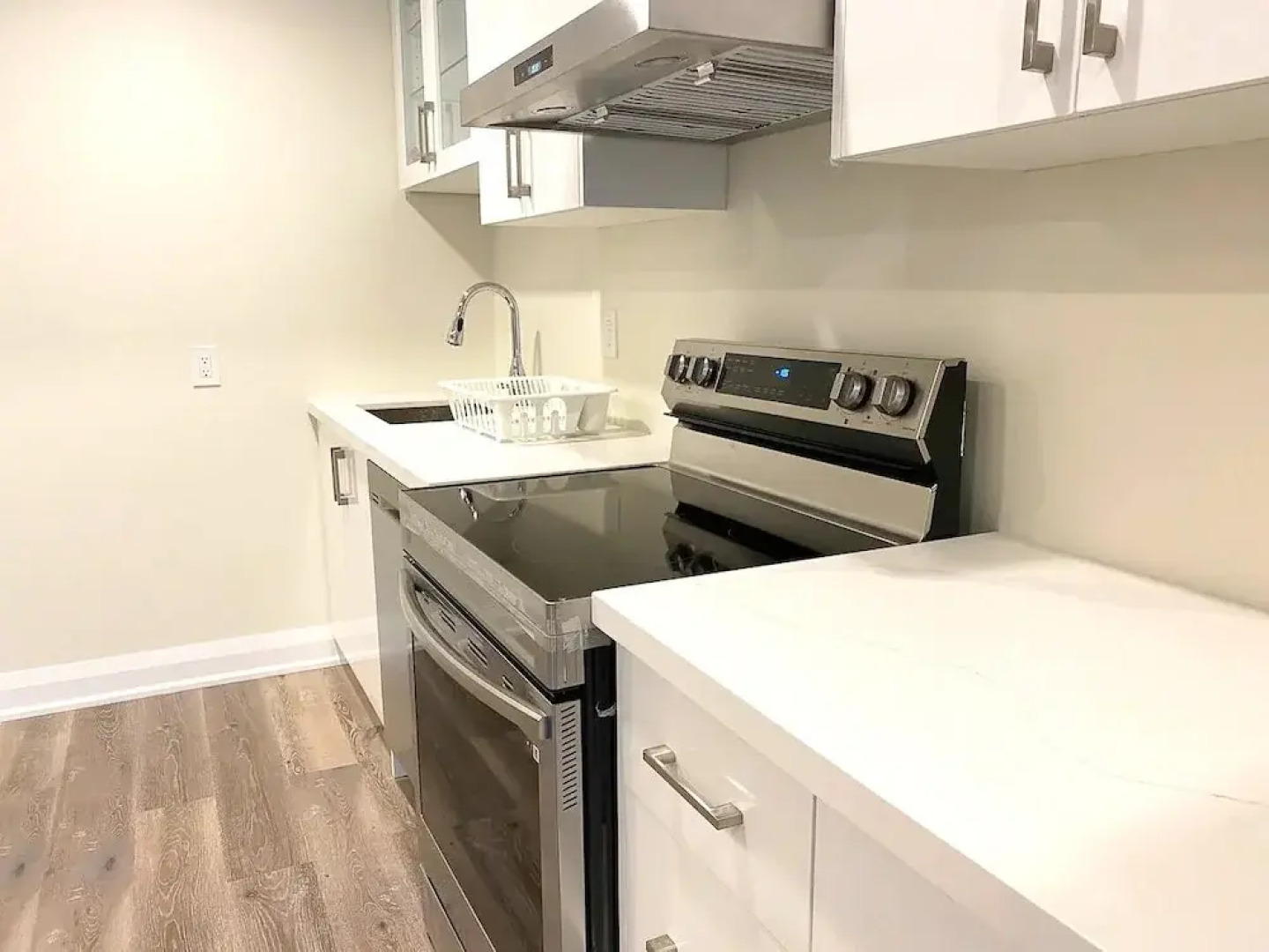 Brand New Basement Apt next to Beach & Go Train