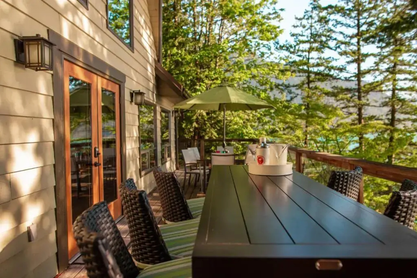 The Overlook, Luxury Lakeside Home with Dock