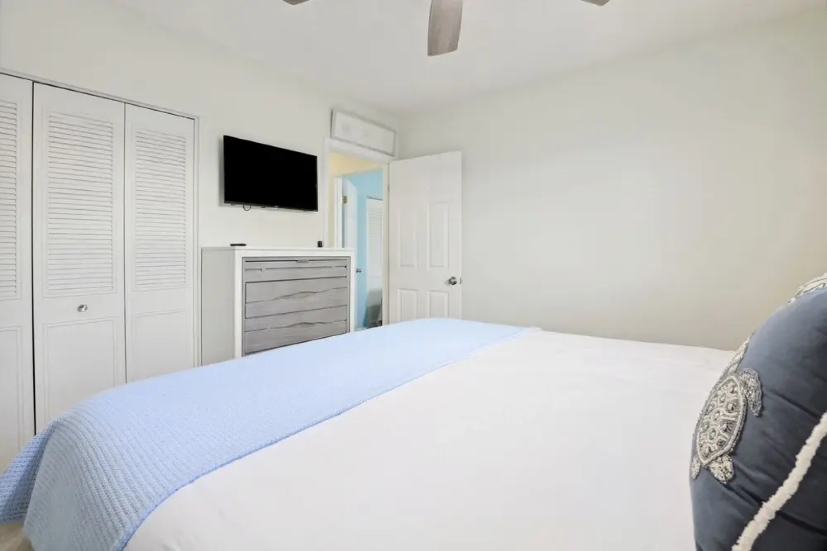 Boat Lovers Paradise: Walk to Private Beach!