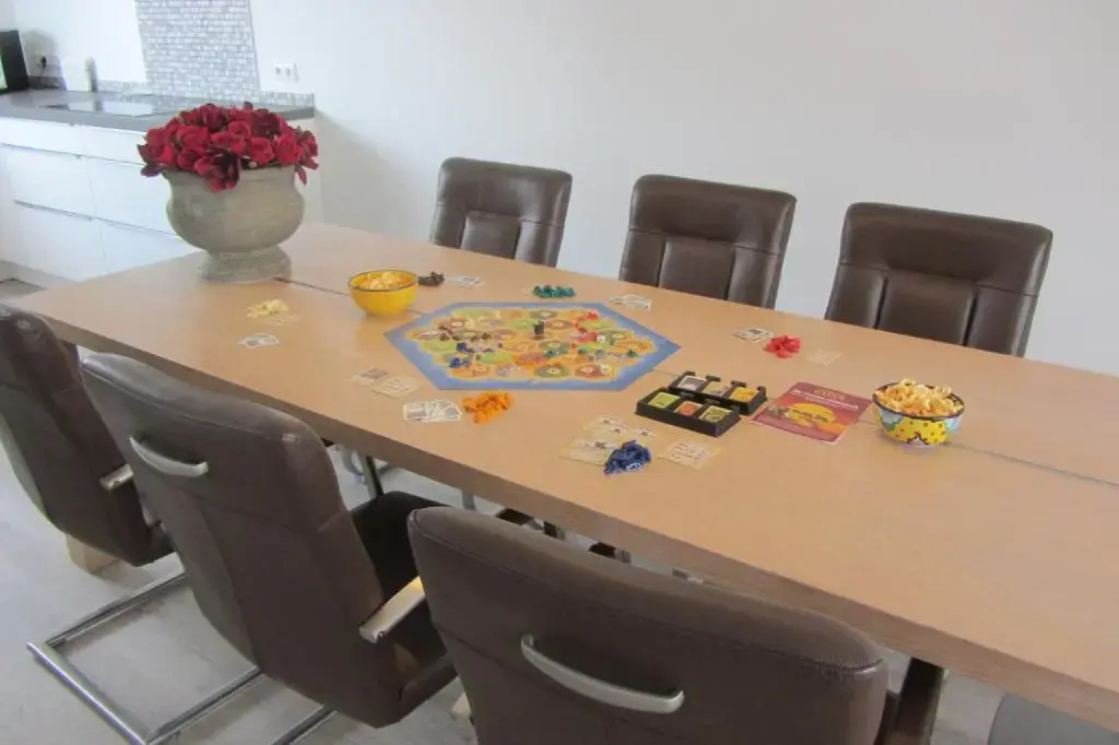 Heerenveen zonnige hoekwoning met tuinkamer en eigen parkeerplaats