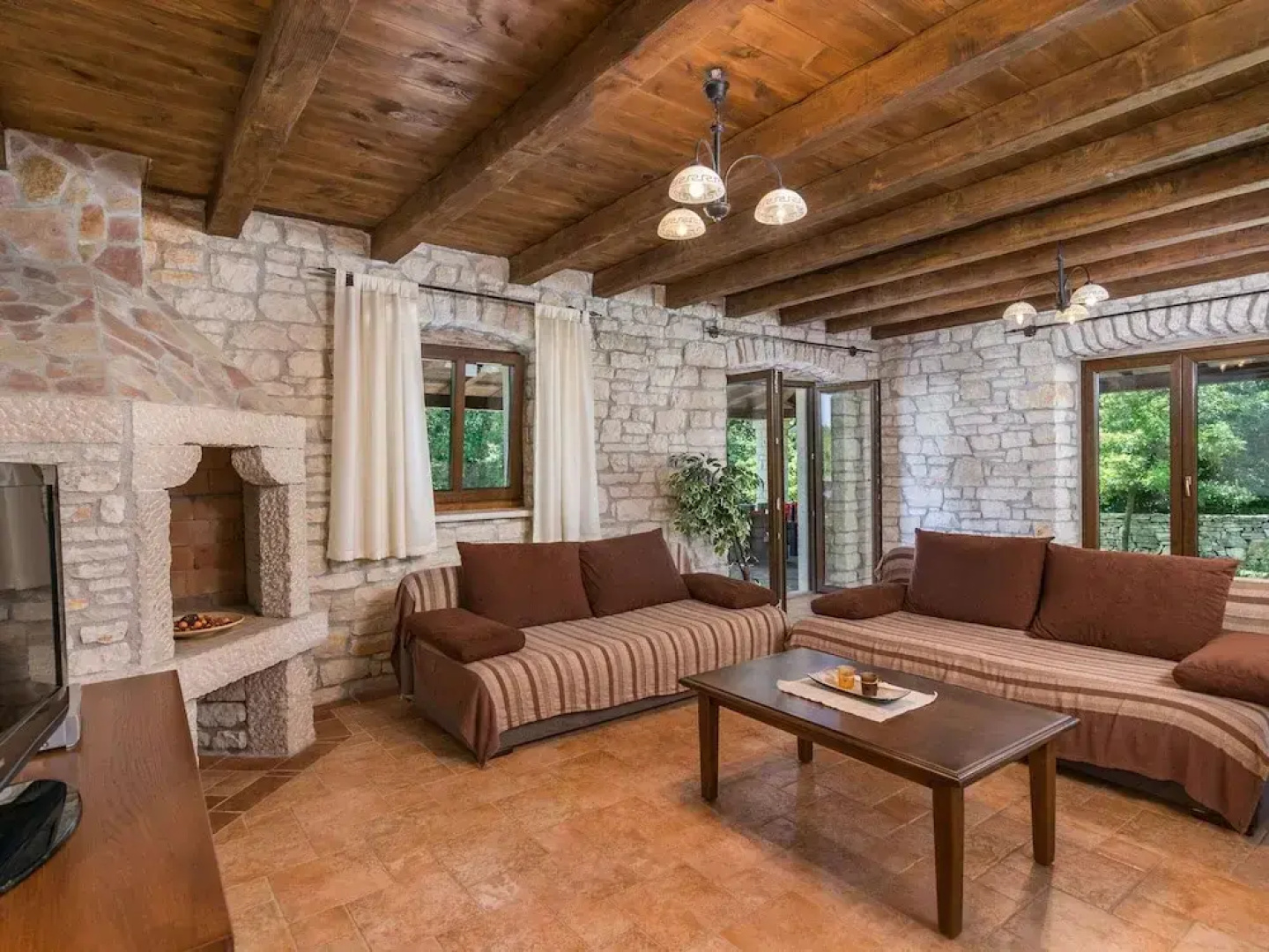 Spacious Villa in Tinjan With Pool
