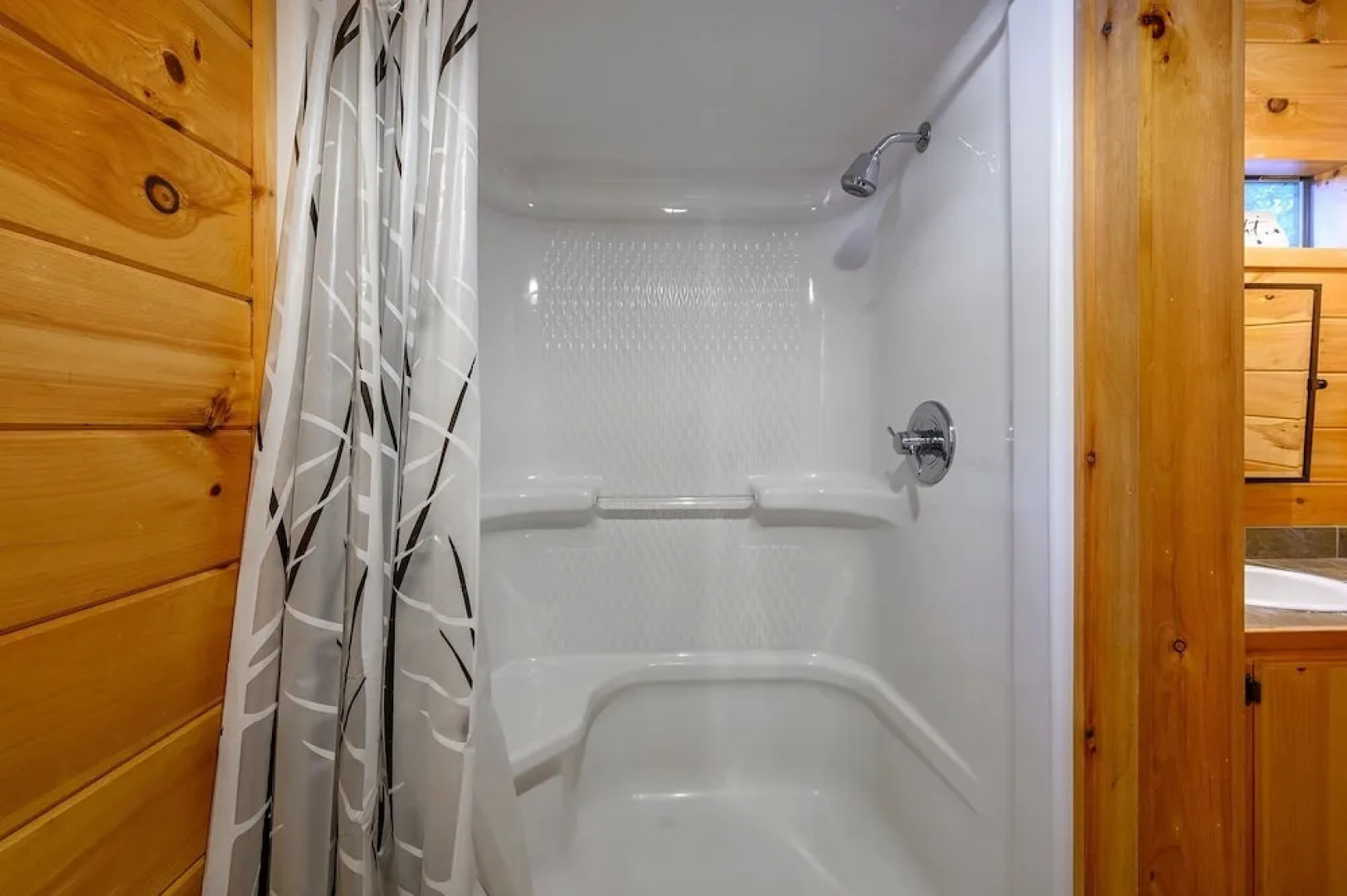Okehi Pine Cabin With Wood Burning Fireplace and Outdoor Hot Tub by Redawning