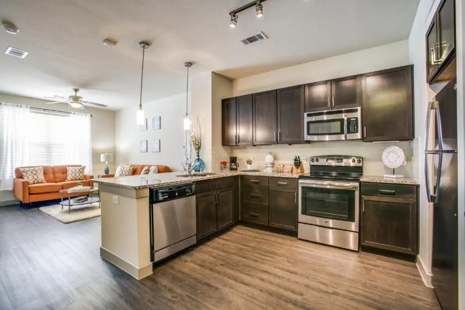 Convenient Location Warm and Cozy Apartment