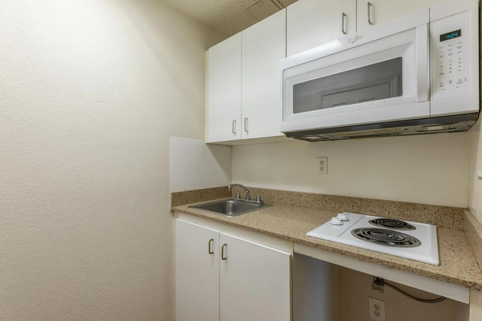 HomeTowne Studios by Red Roof Orlando - Casselberry