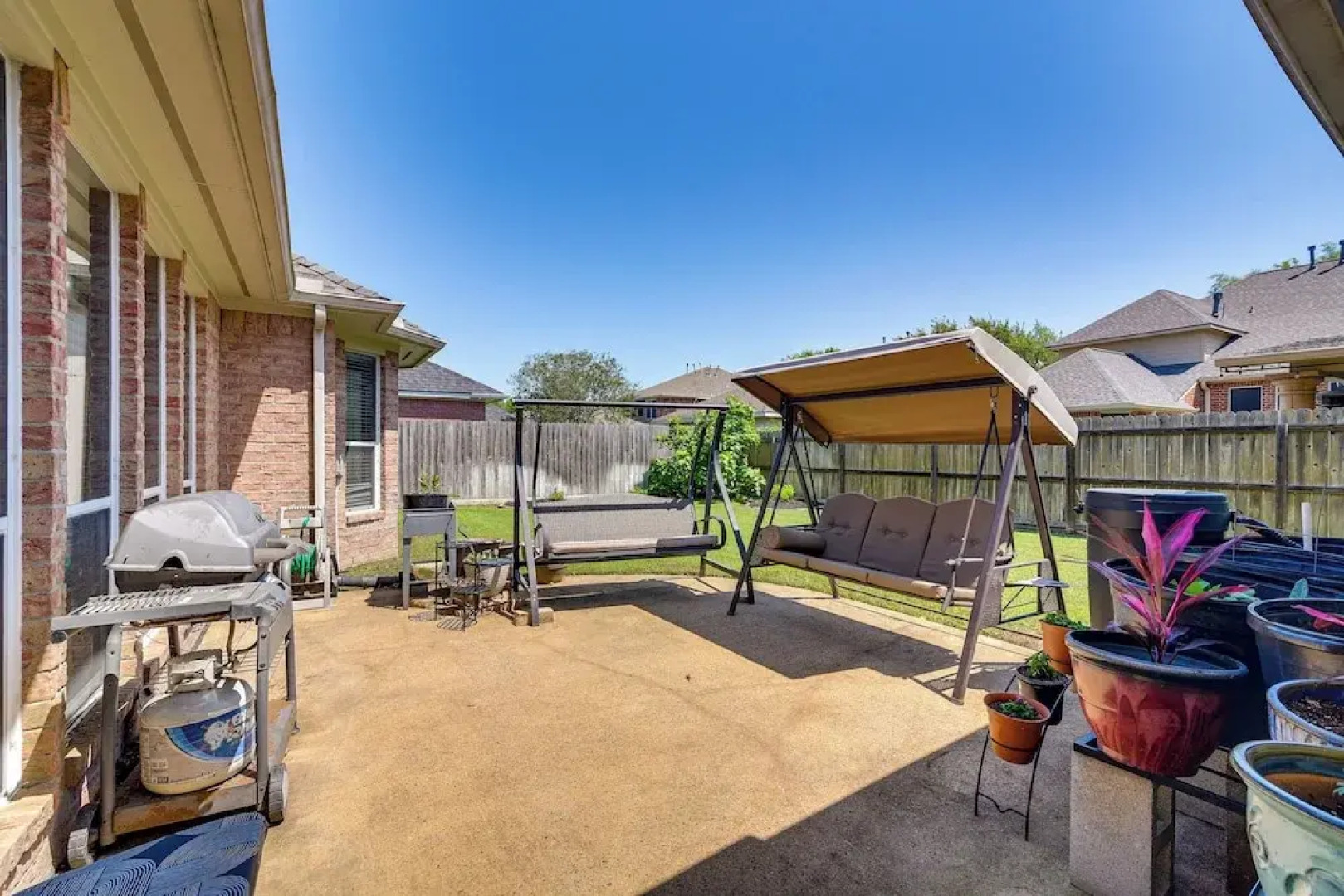 Patio, BBQ & Yard: Family Retreat in Pearland