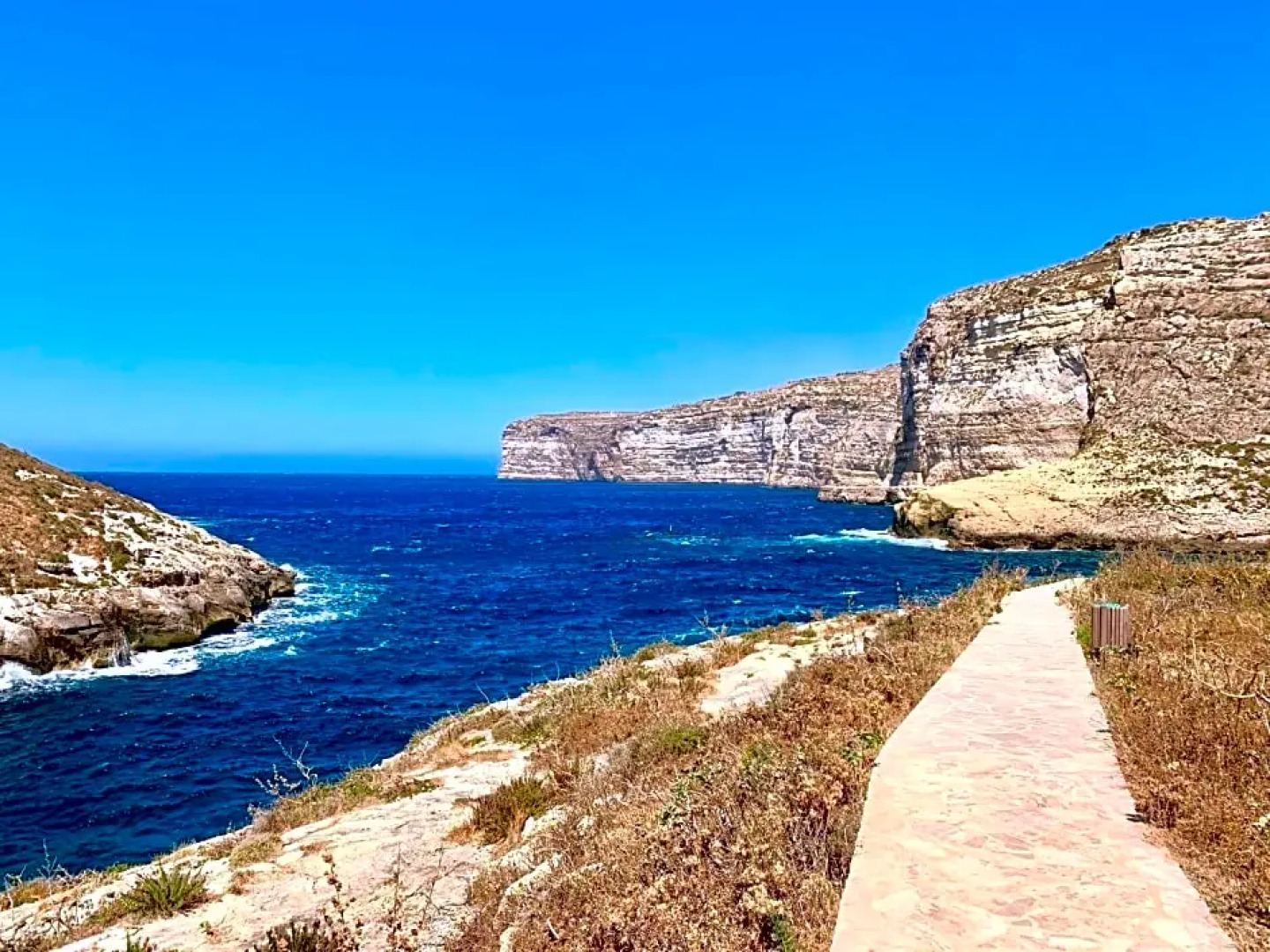 Private bedroom with balcony in a shared apartment at the Bay of Xlendi