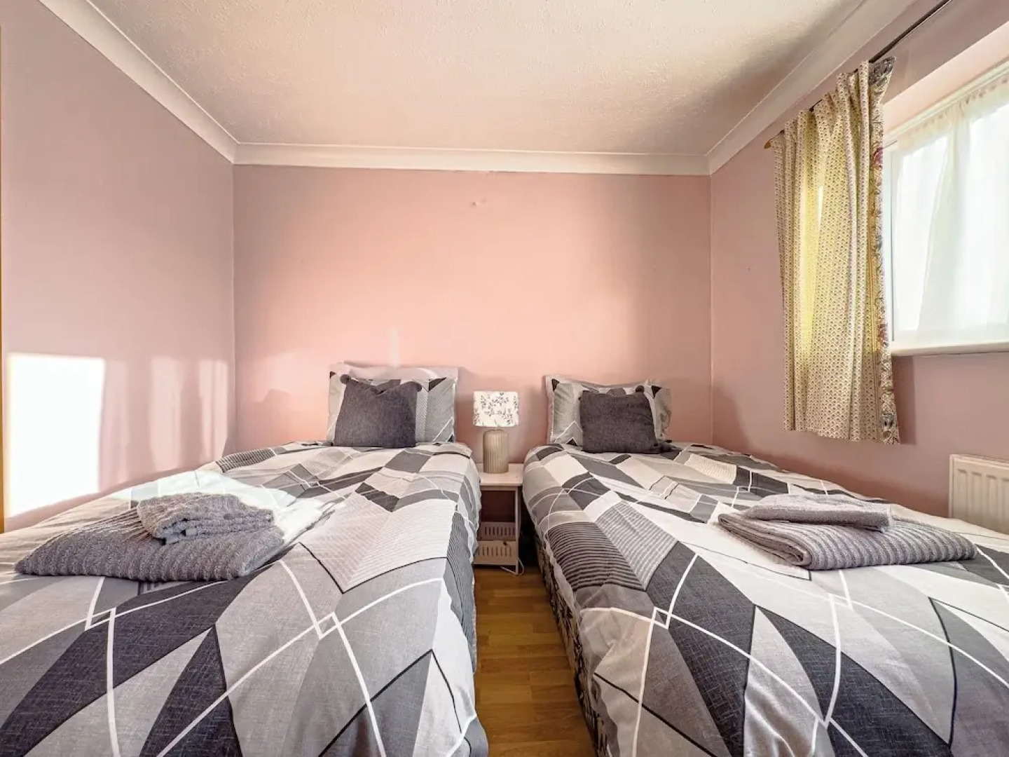 House - Sleeps 7, Private Garden & Parking