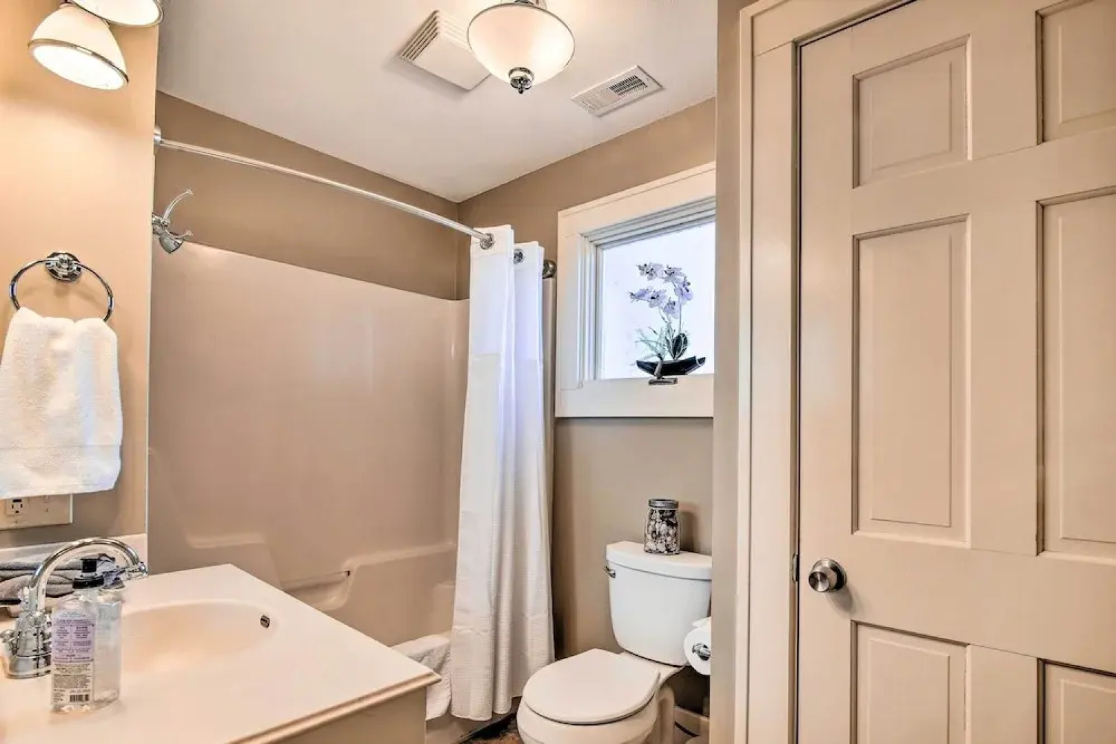 Pet-friendly Home: Grill & Fire Pit in Manhattan