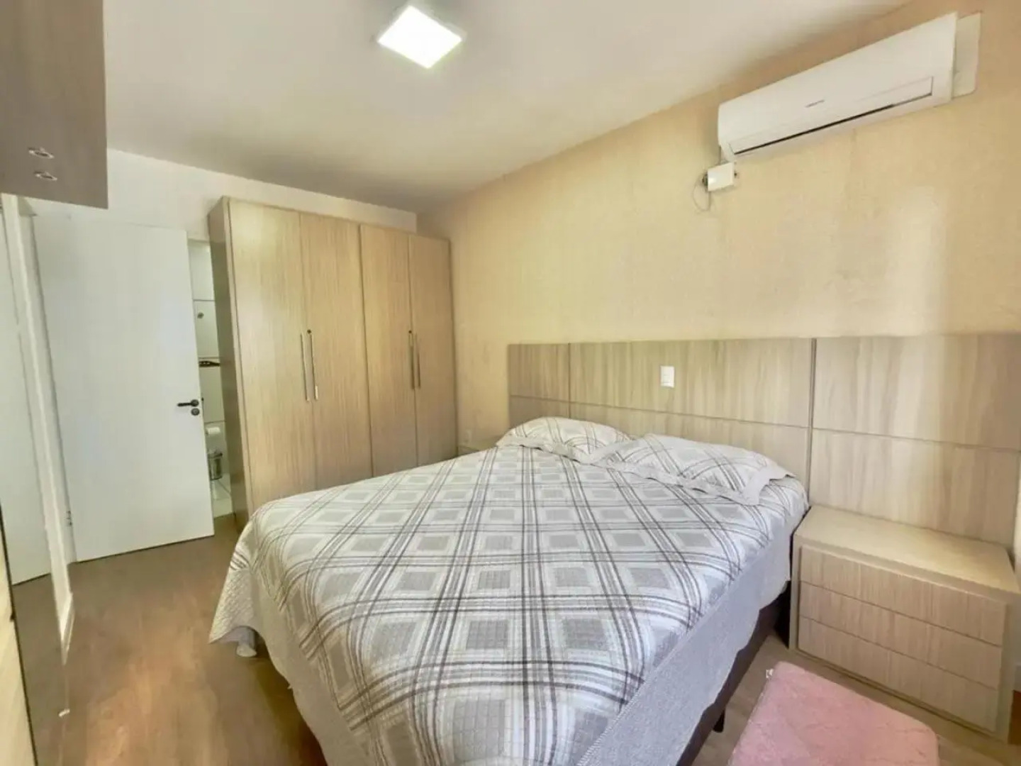 Apto amplo no coração da meia praia a 130m do mar