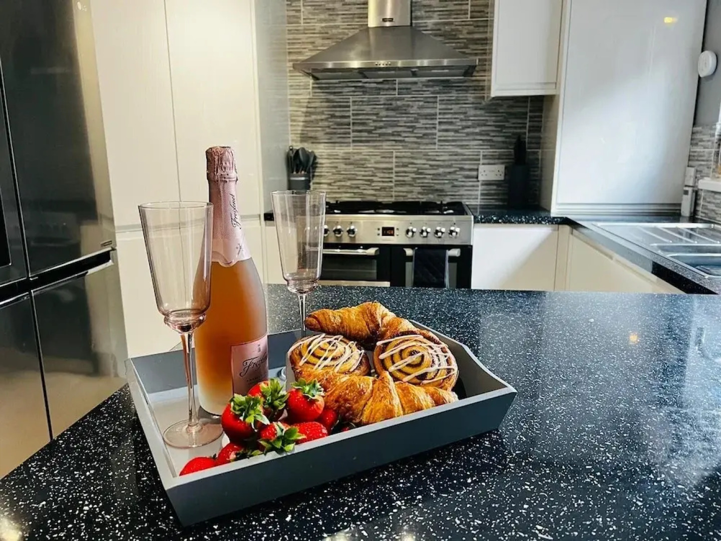 Luxury 4 bed House Sleeps 8, Enjoy in Comfort