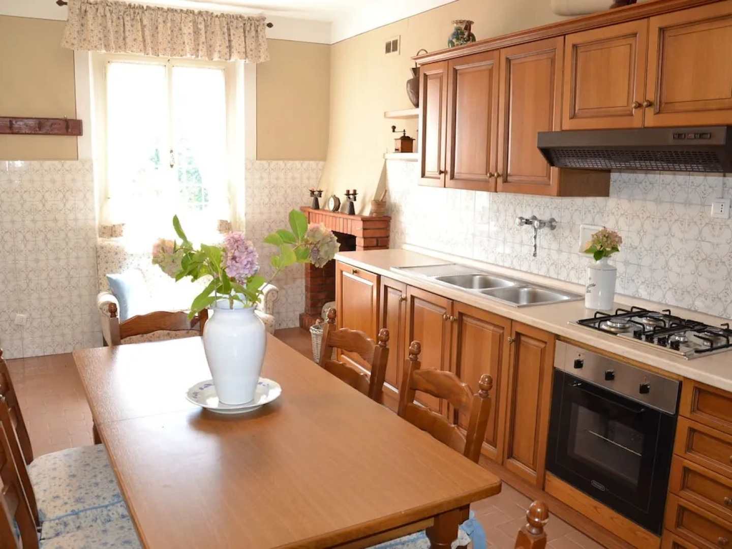 Villa in the Tuscan Hills: Relax in a Magnificent Landscape