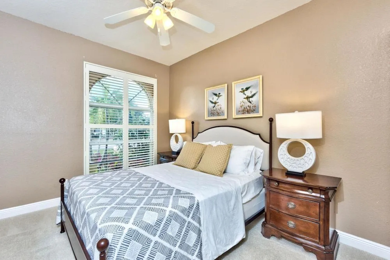 Tuscan Vacation Rental. Stylish 3-Bedroom Getaway Near Vanderbilt Beach Enjoy a Private Pool, Spacious Layout, and Modern Comforts Perfect for Families, Groups, and Pet-Friendly Stays