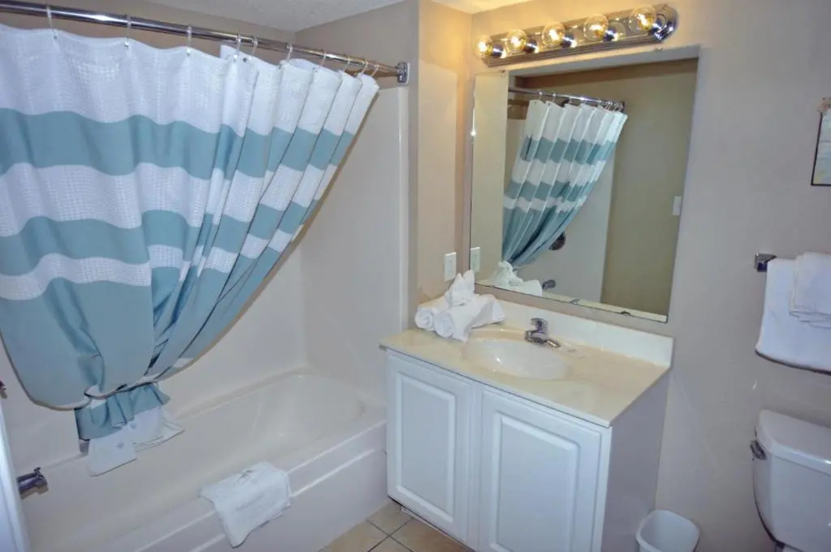 Oceanfront Well Maintained, Walk to Boardwalk, Beach Bars, 902