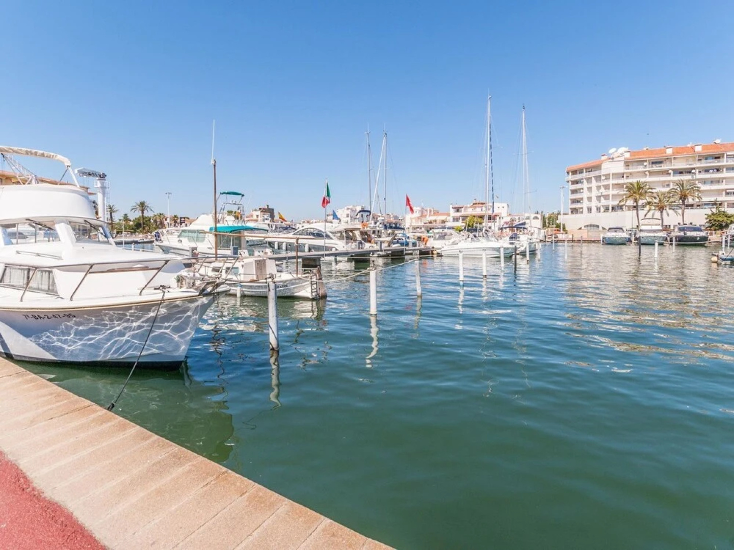 Alluring Apartment in Empuriabrava With Swimming Pool