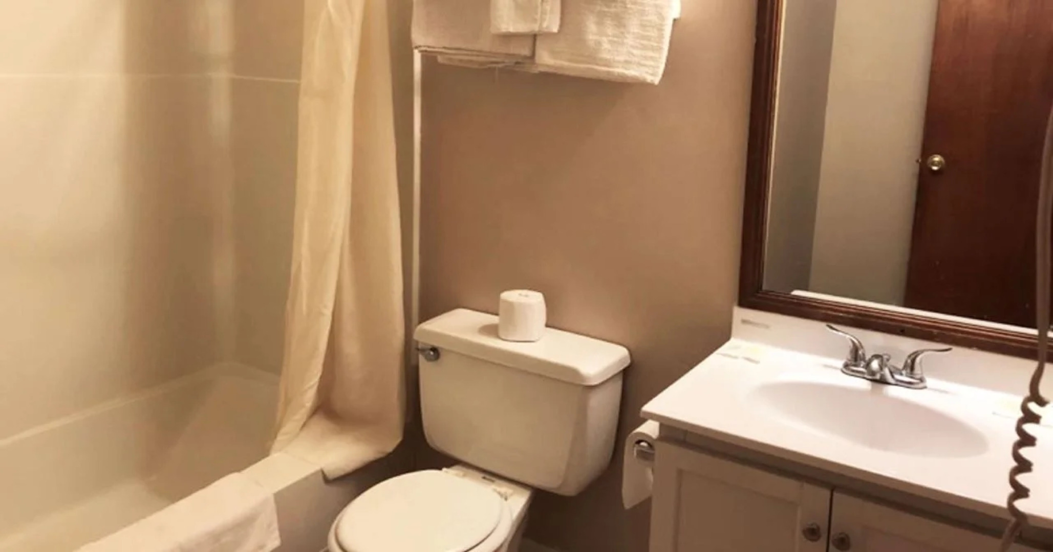 Village Inn Motel Holt