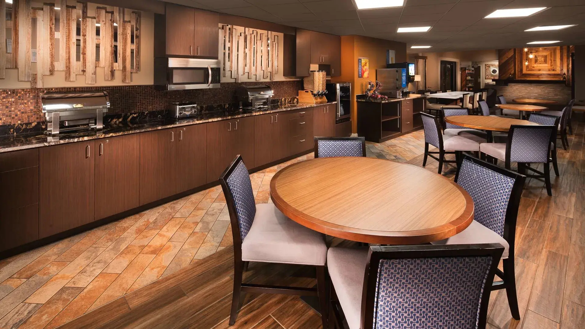 Aiden by Best Western Warm Springs Hotel and Event Center