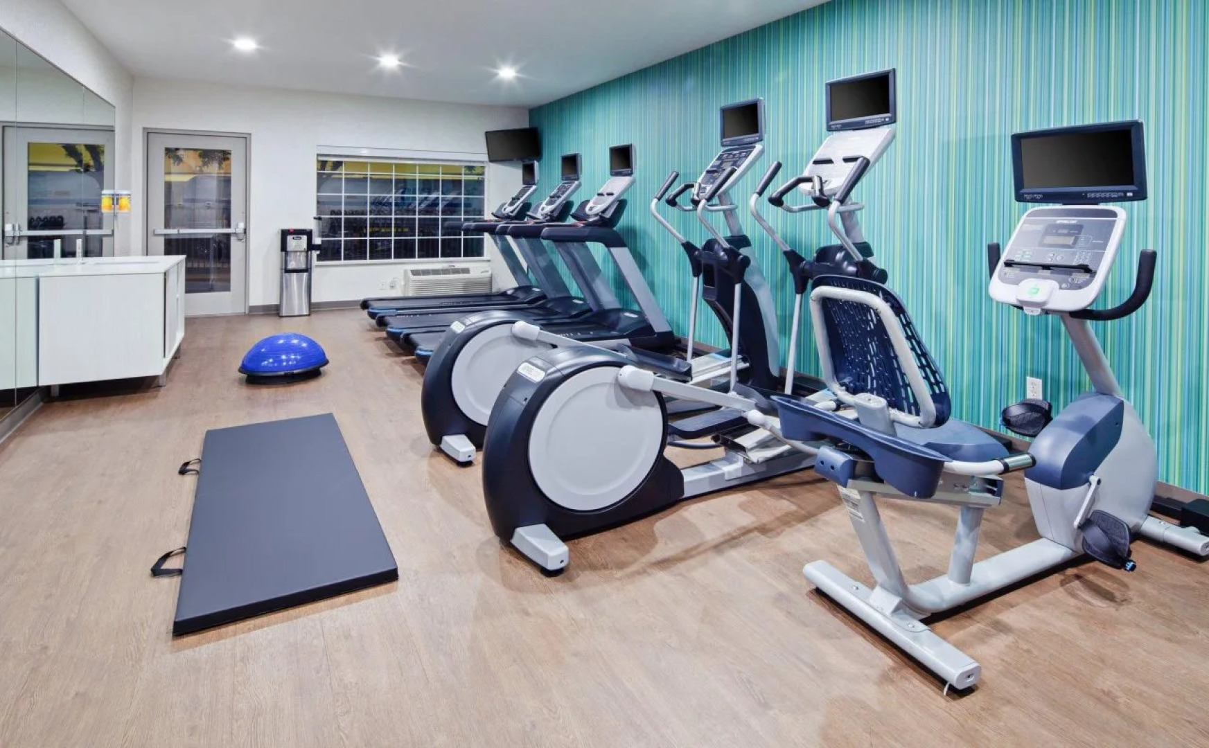 Holiday Inn Express & Suites Tulare by IHG