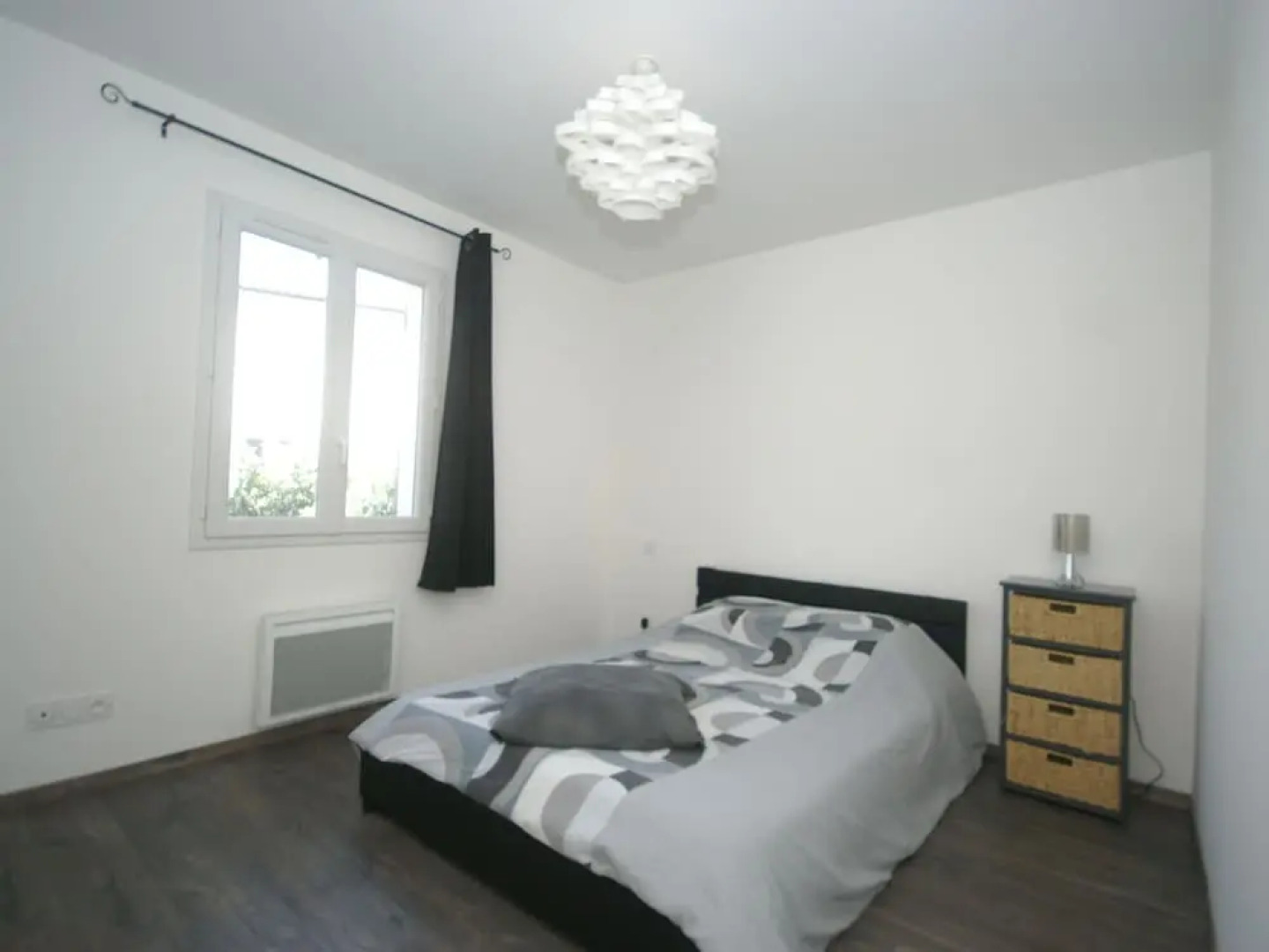 Modern holiday home with private swimming pool, air conditioning and enclosed garden