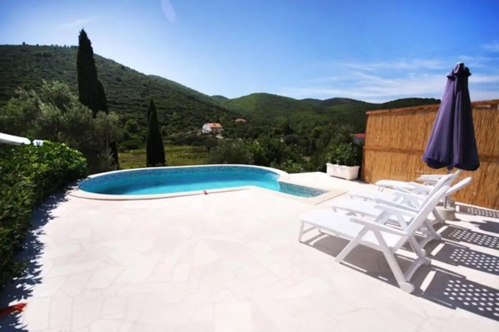 Apartment with 3 bedrooms in Zrnovo with wonderful sea view shared pool furnished balcony 80 m from the beach