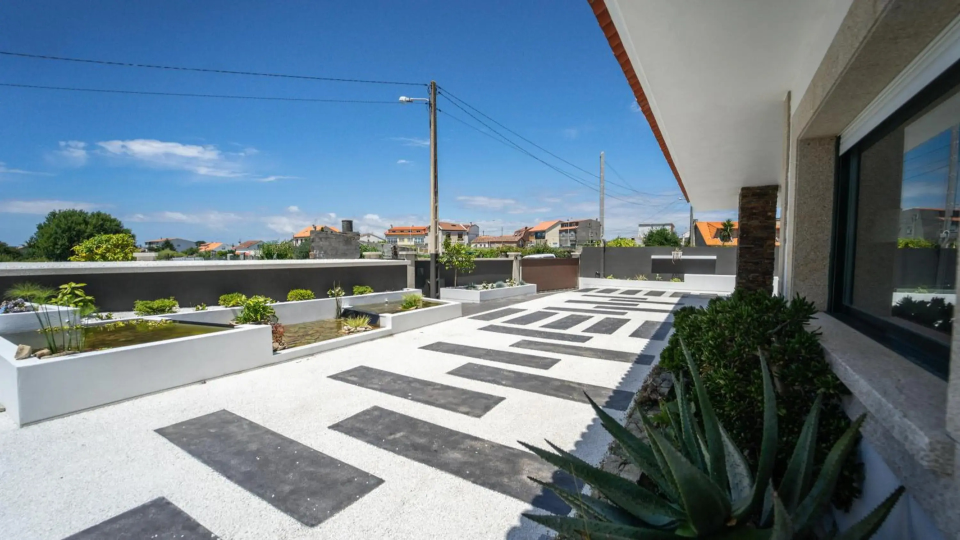 Villa con piscina a pie de playa
