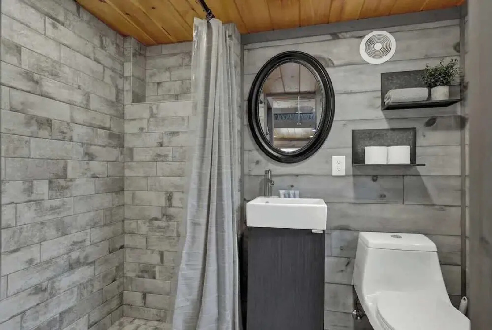 Willie the Modern Tiny Home W/hot-tub & Firetable