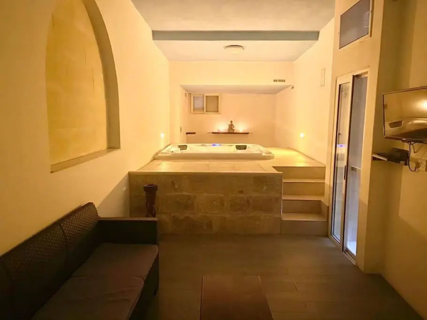 Villa Rossa Gozo - 5 bedroom ensuite with pool & jacuzzi