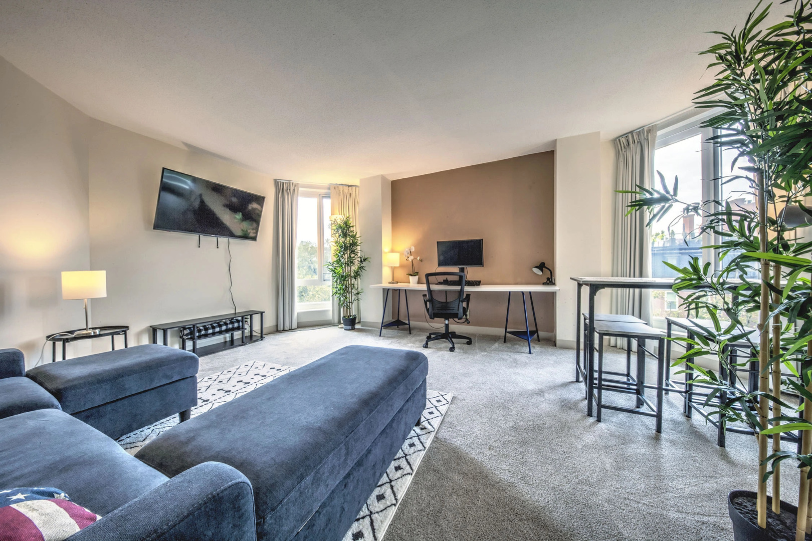 Bright Condo, Plenty of Room, Sleeps Upto 8